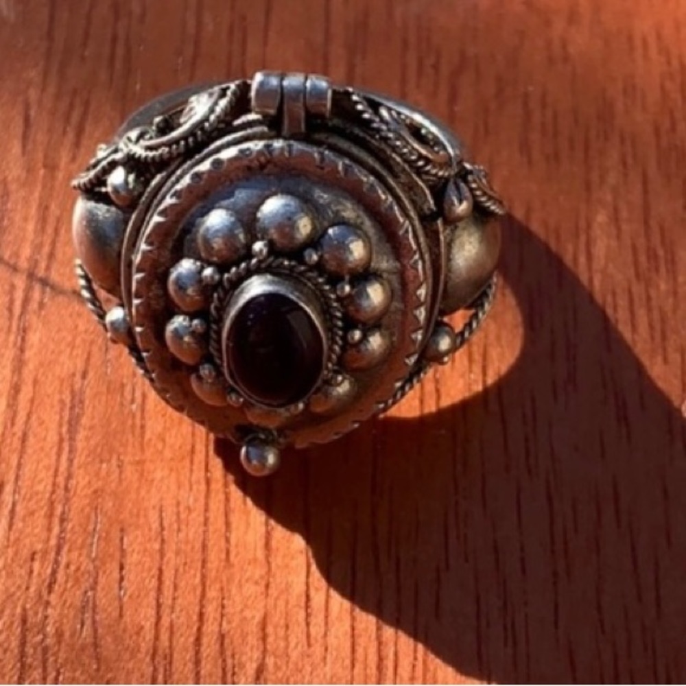 Vintage 925 Sterling Silver Scroll Poison Amethyst stone ring - Picture 2 of 5